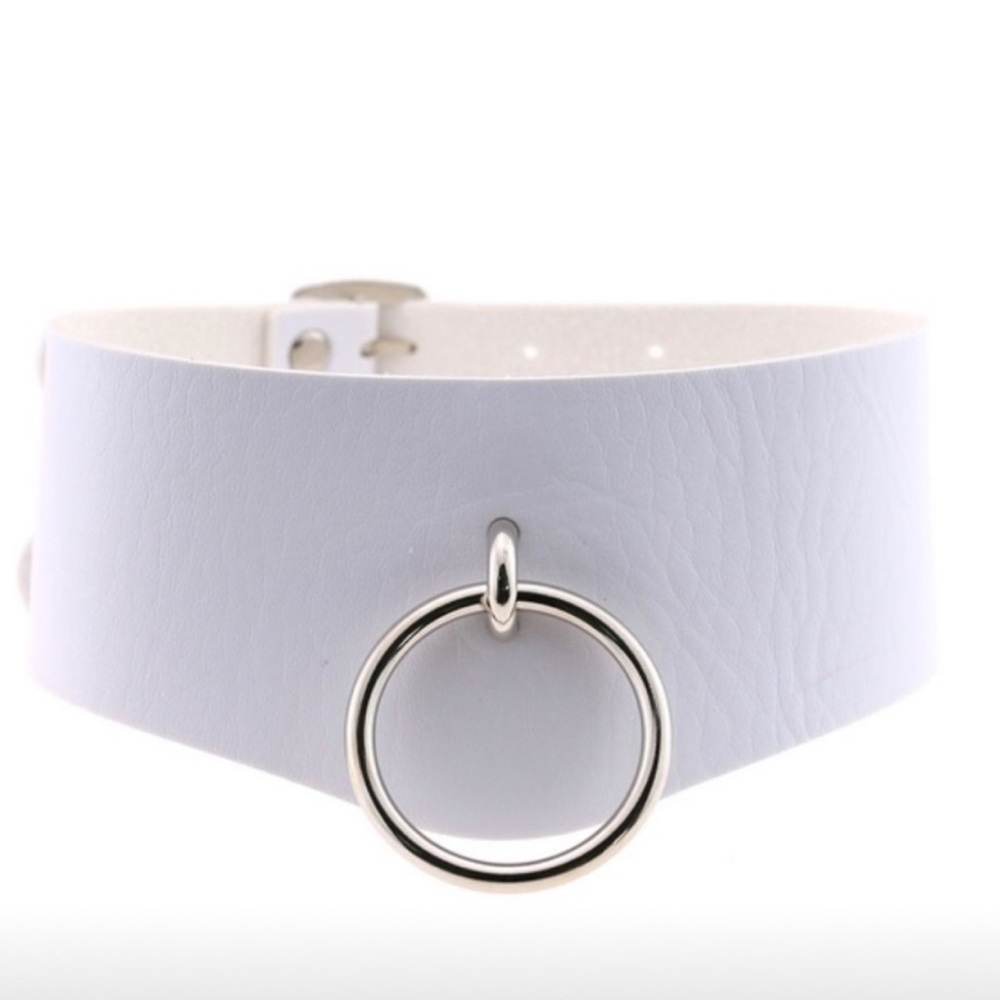 White and silver ring collar